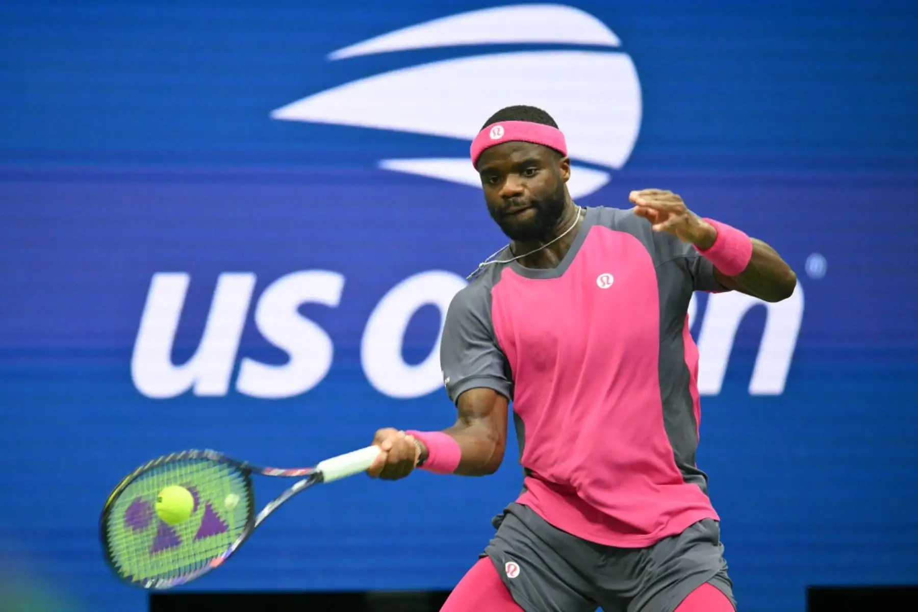 El estadounidense Frances Tiafoe devuelve la pelota a su compatriota Alex Michelsen durante el partido de cuartos de final de individuales masculinos, en la décima jornada del torneo de tenis US Open, en el USTA Billie Jean King National Tennis Center de Nueva York, el 8 de septiembre de 2026.
 Foto: AFP