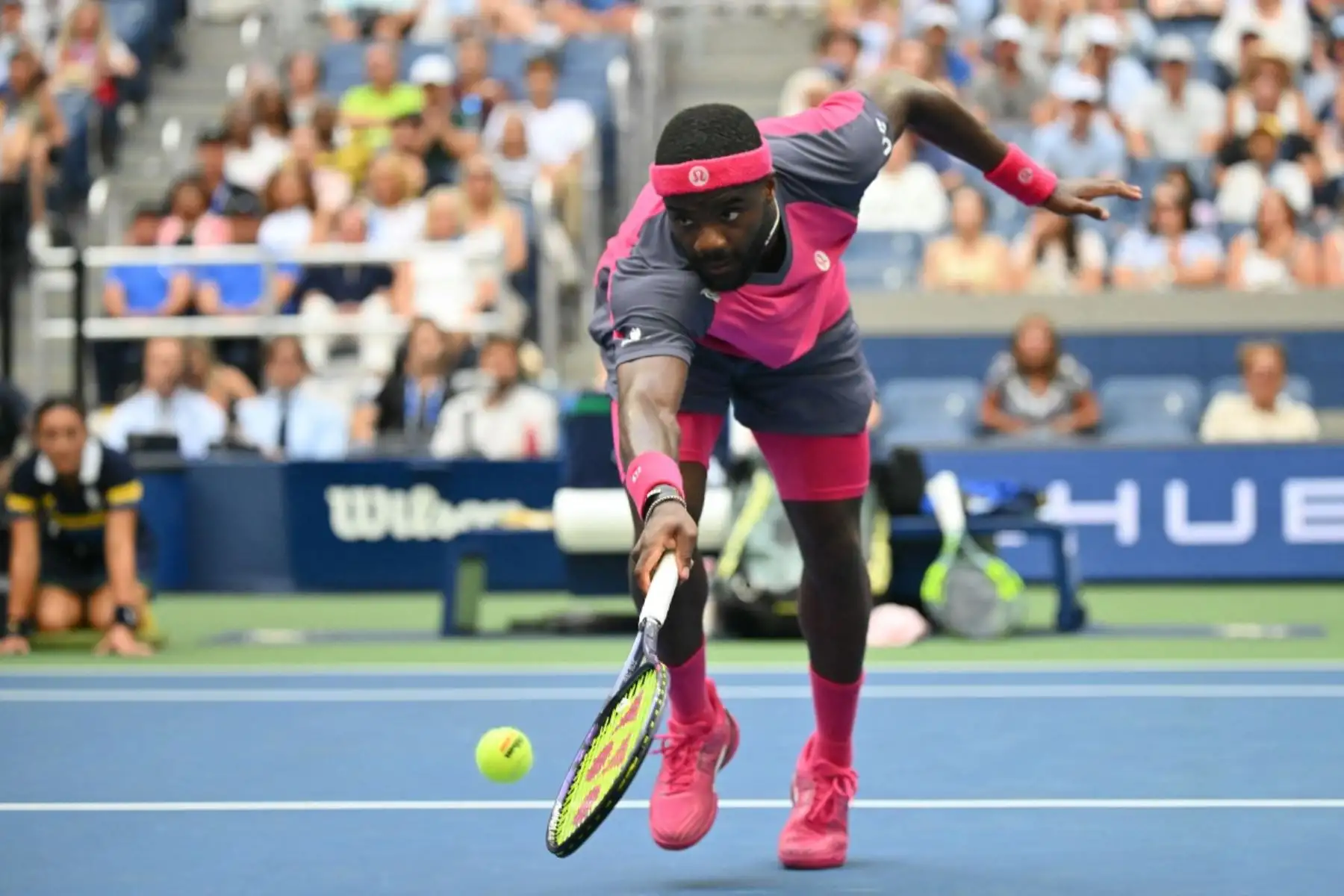 El estadounidense Frances Tiafoe se estira para devolver una pelota a su compatriota Alex Michelsen durante el partido de cuartos de final de individuales masculinos, en la décima jornada del torneo de tenis US Open, celebrado en el USTA Billie Jean King National Tennis Center de Nueva York el 8 de septiembre de 2026.
 Foto: AFP