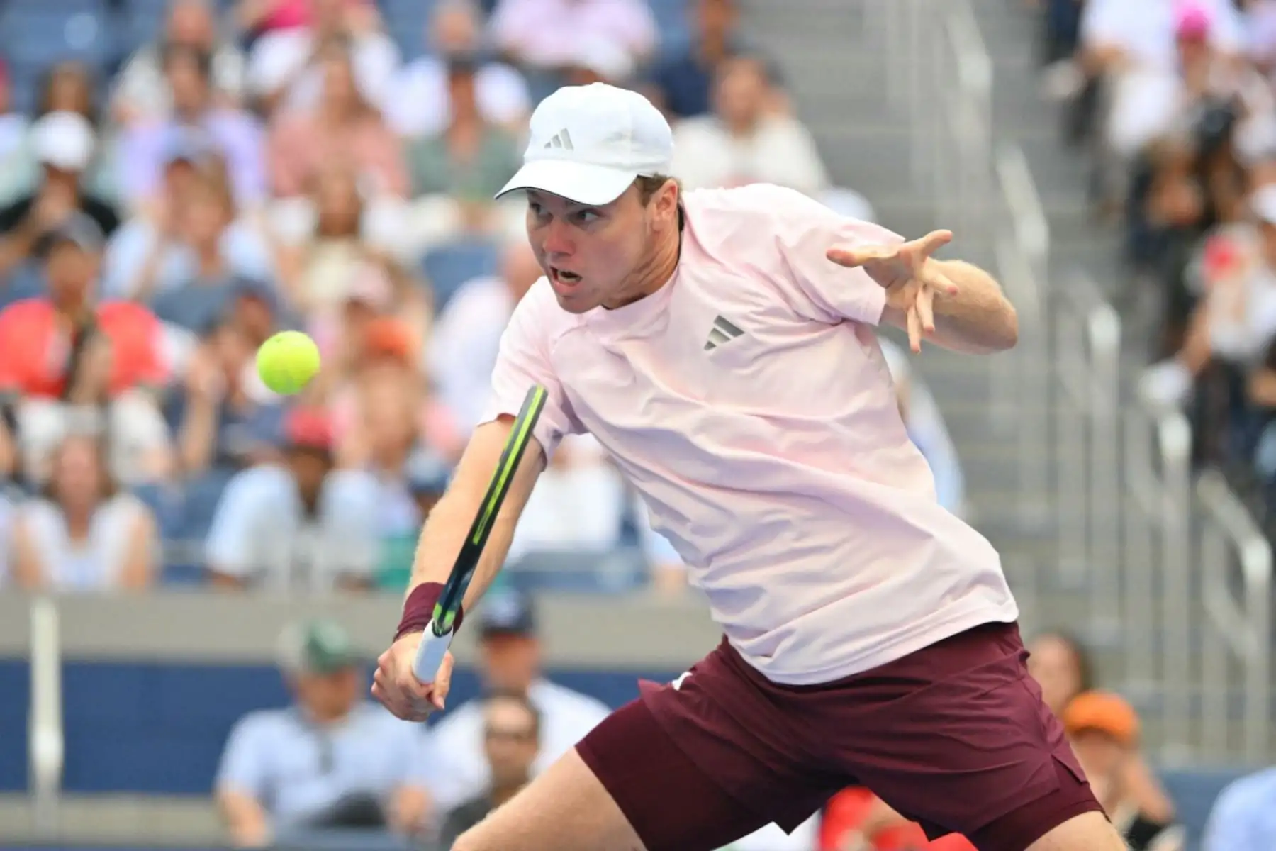 El estadounidense Alex Michelsen devuelve la pelota a su compatriota Frances Tiafoe durante el partido de cuartos de final de individuales masculinos, en la décima jornada del torneo de tenis US Open, en el USTA Billie Jean King National Tennis Center de Nueva York, el 8 de septiembre de 2026.
Foto: AFP