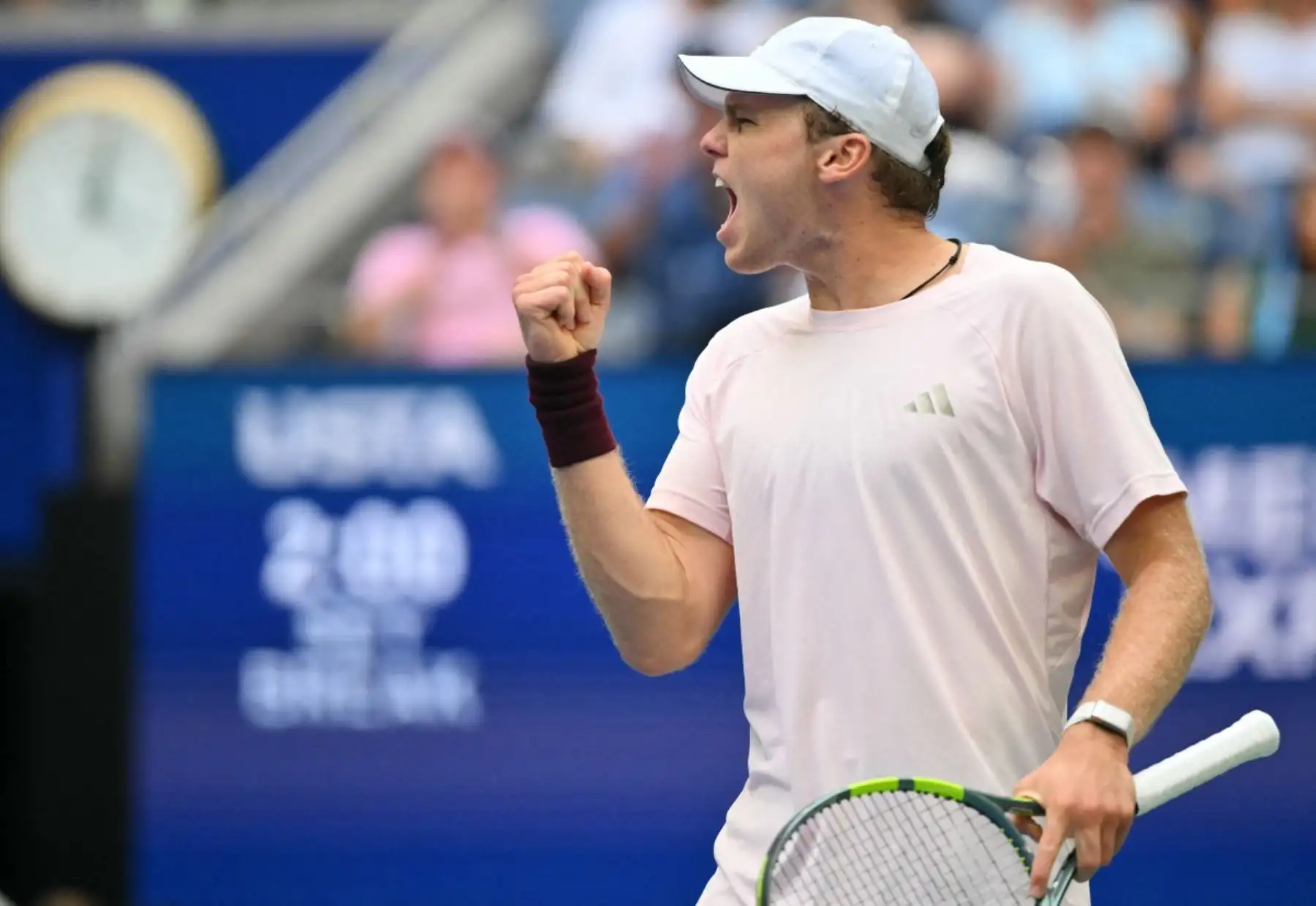 El estadounidense Alex Michelsen reacciona durante su partido de cuartos de final de individuales masculinos contra su compatriota Frances Tiafoe, en la décima jornada del torneo de tenis US Open, en el USTA Billie Jean King National Tennis Center de Nueva York, el 8 de septiembre de 2026. (Foto de ANGELA WEISS / AFP)
Foto: AFP
