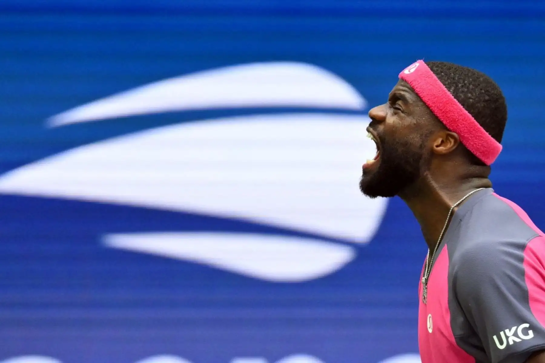 El estadounidense Frances Tiafoe reacciona durante el partido de cuartos de final de individuales masculinos contra su compatriota Alex Michelsen, en la décima jornada del torneo de tenis US Open, en el USTA Billie Jean King National Tennis Center de Nueva York, el 8 de septiembre de 2026. Foto: AFP