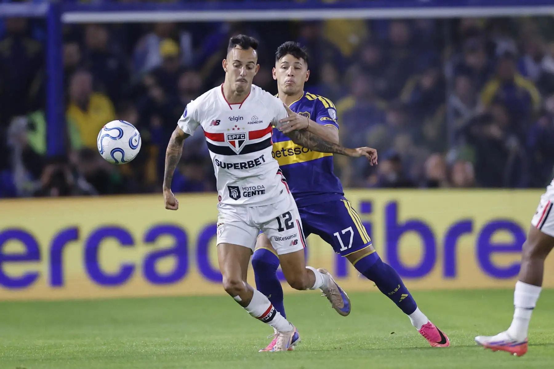 Leandro Lozano (c-d) de Boca Juniors disputa el balón con ago Amaral Borduchi de Sao Paulo este martes, en el partido de ida de cuartos de final de la Copa Sudamericana entre Boca Juniors y Sao Paulo en el estadio Alberto J. Armando, en Buenos Aires (Argentina). Foto: EFE