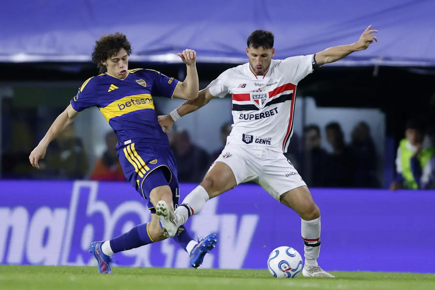Facundo Herrera (i) de Boca Juniors disputa el balón con Jonathan Calleri de Sao Paulo este martes, en el partido de ida de cuartos de final de la Copa Sudamericana entre Boca Juniors y Sao Paulo en el estadio Alberto J. Armando, en Buenos Aires (Argentina). Foto: EFE