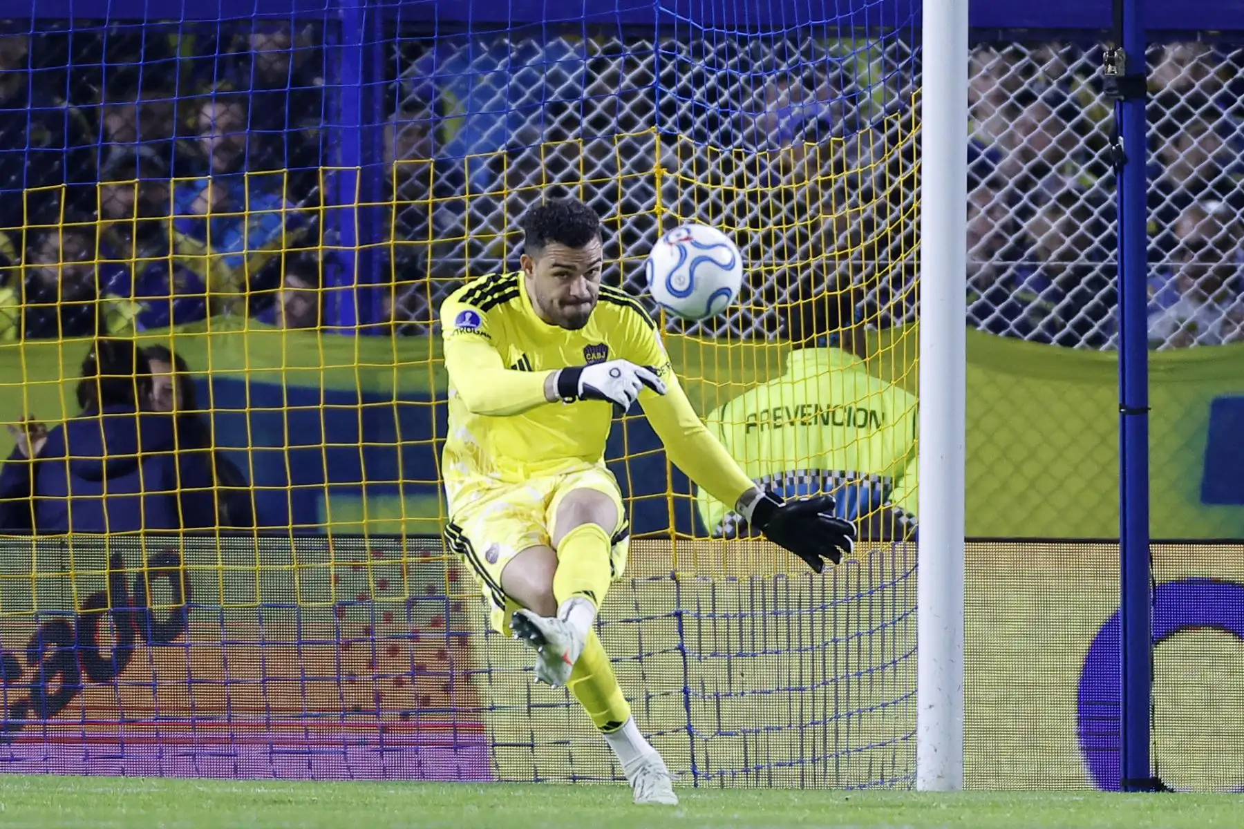 Álvaro Montero de Boca Juniors patea el balón este martes, en el partido de ida de cuartos de final de la Copa Sudamericana entre Boca Juniors y Sao Paulo en el estadio Alberto J. Armando, en Buenos Aires (Argentina).  Foto: EFE
