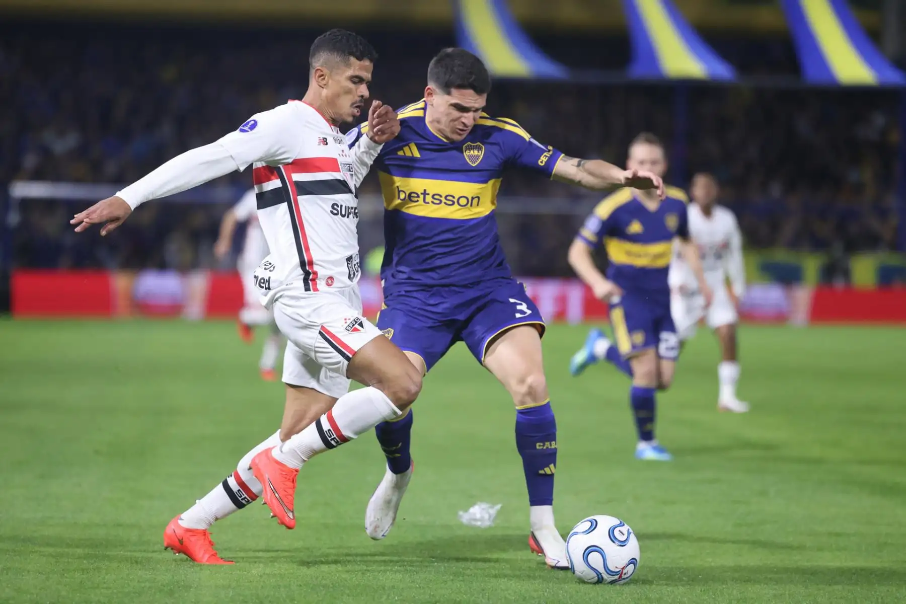 Lautaro Blanco (c) de Boca Juniors disputa el balón con Lucas Ramon de Sao Paulo este martes, en el partido de ida de cuartos de final de la Copa Sudamericana entre Boca Juniors y Sao Paulo en el estadio Alberto J. Armando, en Buenos Aires (Argentina). Foto: EFE
