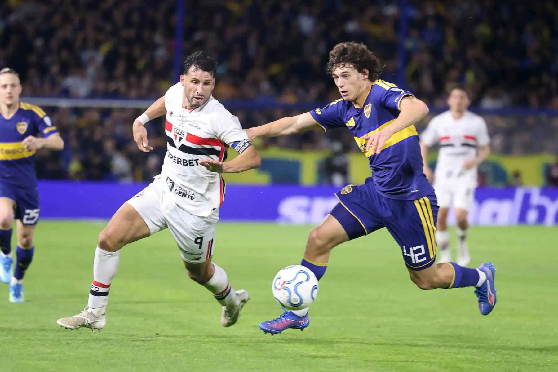 Facundo Herrera (d) de Boca Juniors disputa el balón con Jonathan Calleri de Sao Paulo este martes, en el partido de ida de cuartos de final de la Copa Sudamericana entre Boca Juniors y Sao Paulo en el estadio Alberto J. Armando, en Buenos Aires (Argentina). Foto: EFE