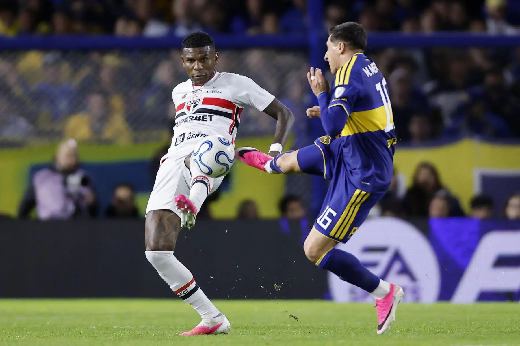 Miguel Merentiel (d) de Boca Juniors disputa el balón con Robert Arboleda de Sao Paulo este martes, en el partido de ida de cuartos de final de la Copa Sudamericana entre Boca Juniors y Sao Paulo en el estadio Alberto J. Armando, en Buenos Aires (Argentina).  Foto: EFE
