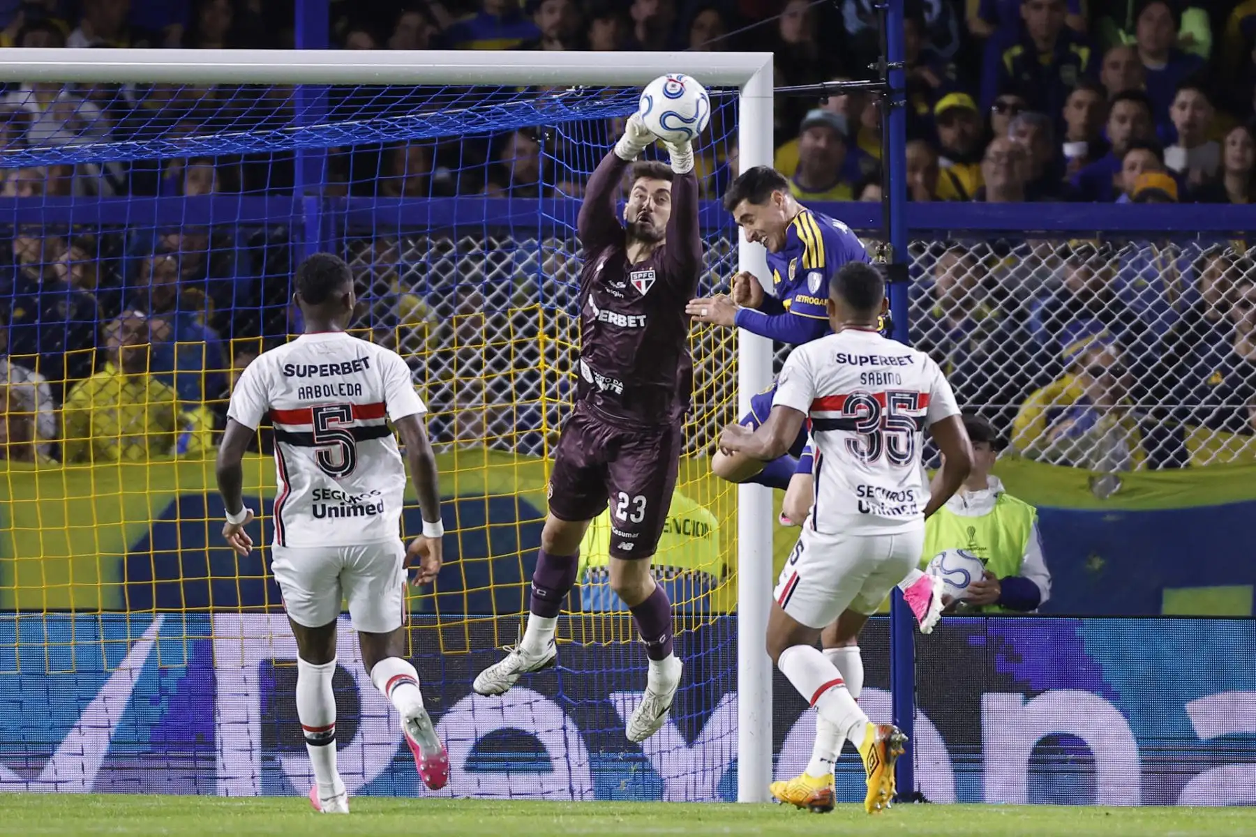 Rafael Pires (c-i) de Sao Paulo controla el balón este martes, en el partido de ida de cuartos de final de la Copa Sudamericana entre Boca Juniors y Sao Paulo en el estadio Alberto J. Armando, en Buenos Aires (Argentina).  Foto: EFE
