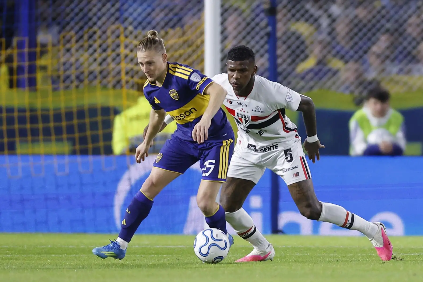 Santiago Ascacibar (i) de Boca Juniors disputa el balón con Robert Arboleda de Sao Paulo este martes, en el partido de ida de cuartos de final de la Copa Sudamericana entre Boca Juniors y Sao Paulo en el estadio Alberto J. Armando, en Buenos Aires (Argentina). Foto: EFE