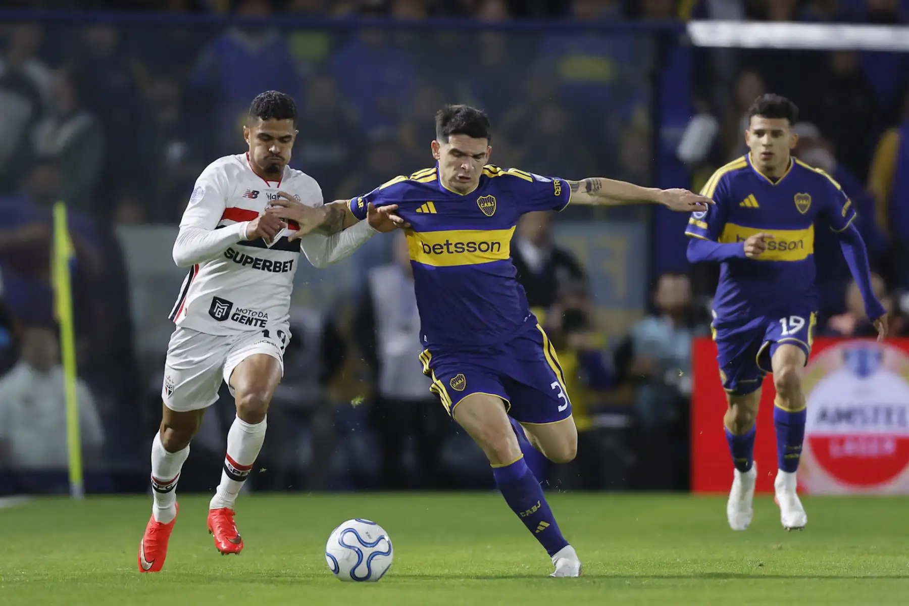 Lautaro Blanco (c) de Boca Juniors disputa el balón con Lucas Ramon de Sao Paulo este martes, en el partido de ida de cuartos de final de la Copa Sudamericana entre Boca Juniors y Sao Paulo en el estadio Alberto J. Armando, en Buenos Aires (Argentina). Foto: EFE