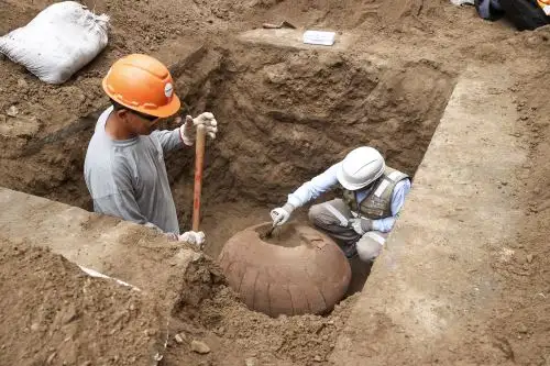 Una gran vasija de cerámica perteneciente a la cultura Ychsma y con una antigüedad aproximada de 600 años, fue registrada durante los trabajos de instalación de redes de distribución de gas natural que ejecuta Cálidda en el distrito de Chorrillos.
 
Foto:ANDINA / Juan Carlos Guzmán Negrini