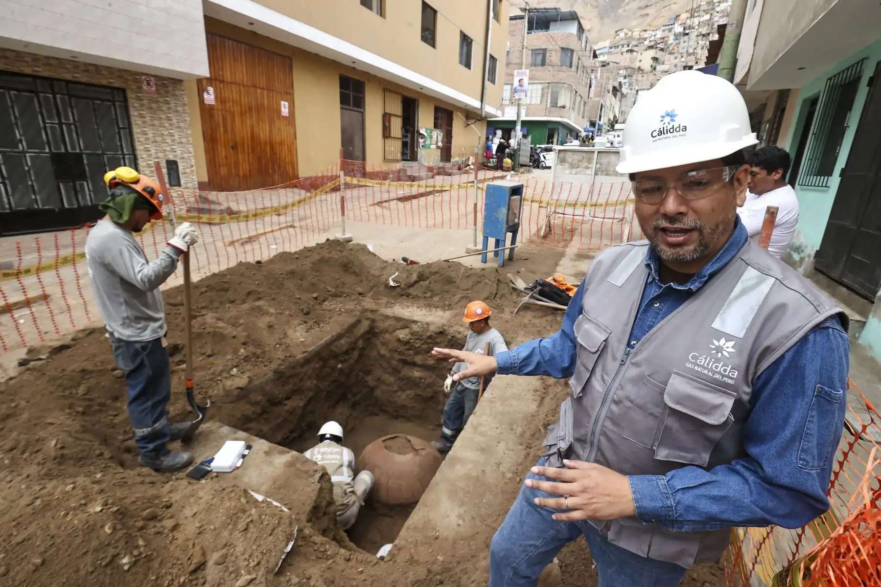 Jesús Bahamonde, arqueógolo de la empresa Cálidda explica que ante cada descubrimiento, el protocolo establece la paralización inmediata de los trabajos en el punto donde aparece el vestigio. Después de ello, se comunica el hallazgo al Ministerio de Cultura, se realiza la supervisión correspondiente y, una vez autorizada la intervención, se procede con la excavación.

Foto:ANDINA / Juan Carlos Guzmán Negrini