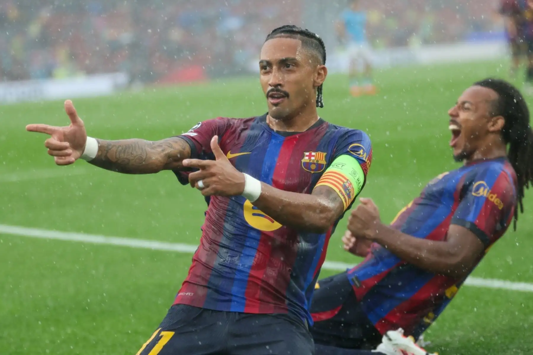 El delantero brasileño del Barcelona, ​​Raphinha, celebra el primer gol de su equipo durante el partido de la primera jornada de la UEFA Champions League entre el FC Barcelona y el Feyenoord en el estadio Camp Nou de Barcelona. Foto: AFP
