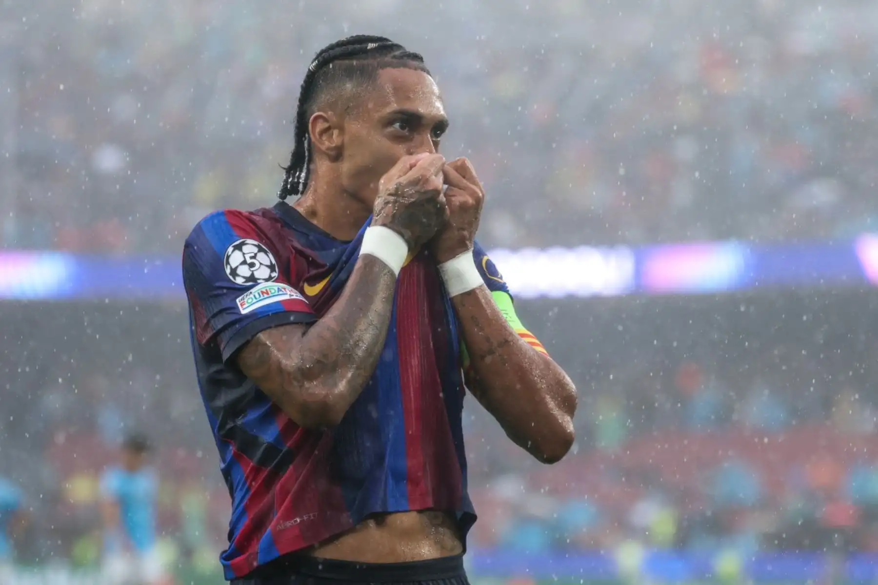 El delantero brasileño del Barcelona, ​​Raphinha, celebra el primer gol de su equipo durante el partido de la primera jornada de la UEFA Champions League entre el FC Barcelona y el Feyenoord en el estadio Camp Nou de Barcelona. Foto: AFP