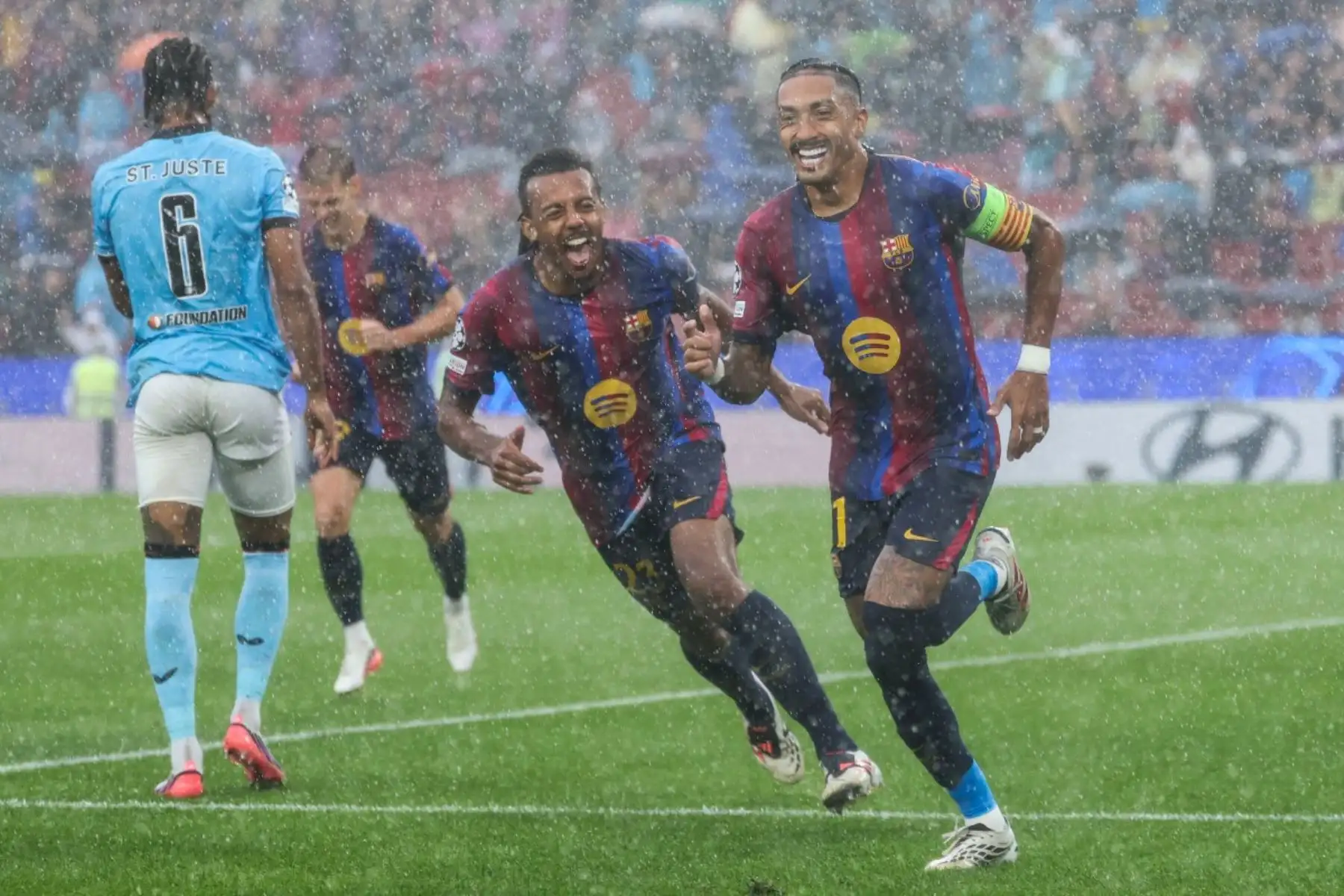 El delantero brasileño del Barcelona, ​​Raphinha, celebra el primer gol de su equipo durante el partido de la primera jornada de la UEFA Champions League entre el FC Barcelona y el Feyenoord en el estadio Camp Nou de Barcelona. Foto: AFP