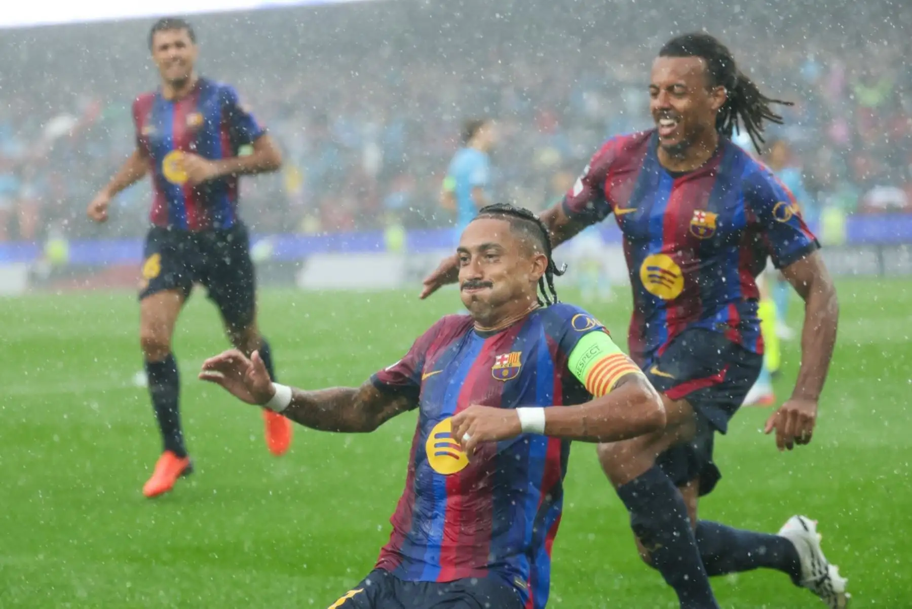 El delantero brasileño del Barcelona, ​​Raphinha, celebra el primer gol de su equipo durante el partido de la primera jornada de la UEFA Champions League entre el FC Barcelona y el Feyenoord en el estadio Camp Nou de Barcelona. Foto: AFP