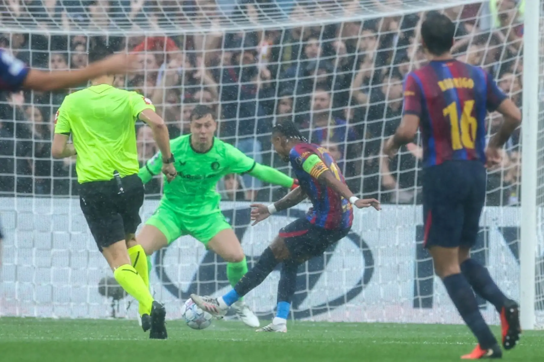 El delantero brasileño del Barcelona, ​​Raphinha, marca el primer gol de su equipo durante el partido de la primera jornada de la fase inicial de la Liga de Campeones de la UEFA entre el FC Barcelona y el Feyenoord, disputado en el estadio Camp Nou de Barcelona. Foto: AFP