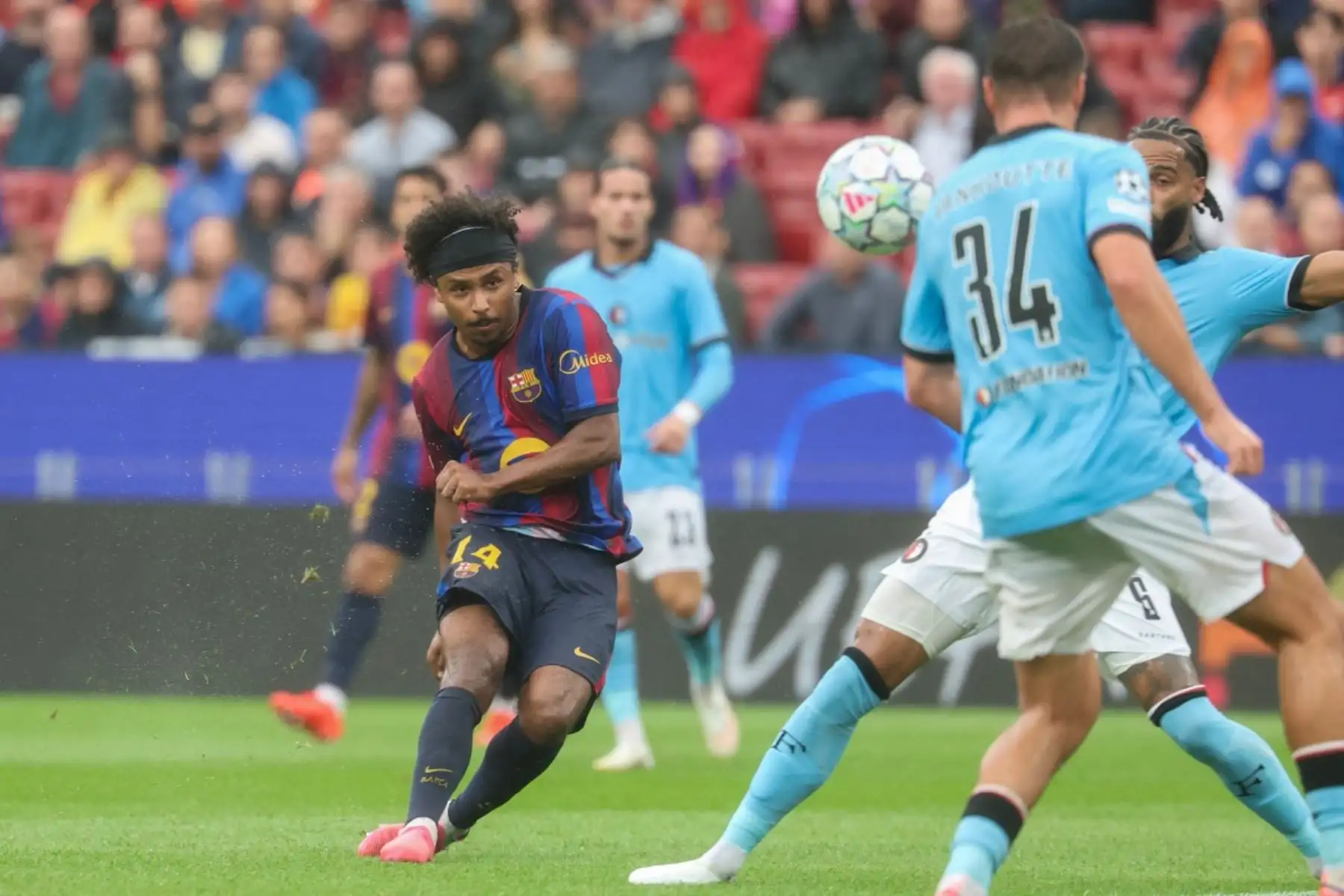 El delantero alemán del Barcelona, ​​Karim Adeyemi, anota el segundo gol de su equipo durante el partido de la primera jornada de la Liga de Campeones de la UEFA entre el FC Barcelona y el Feyenoord en el estadio Camp Nou de Barcelona. Foto: AFP
