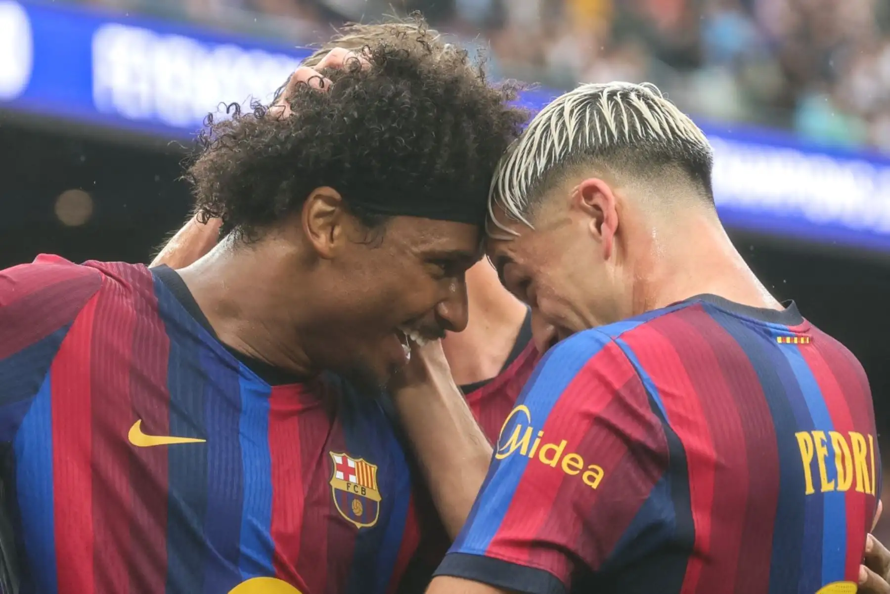 El delantero alemán del Barcelona Karim Adeyemi, celebra el segundo gol de su equipo junto a su compañero, el centrocampista español del Barcelona Pedri, durante el partido de la primera jornada de la fase de grupos de la Liga de Campeones de la UEFA. Foto: AFP