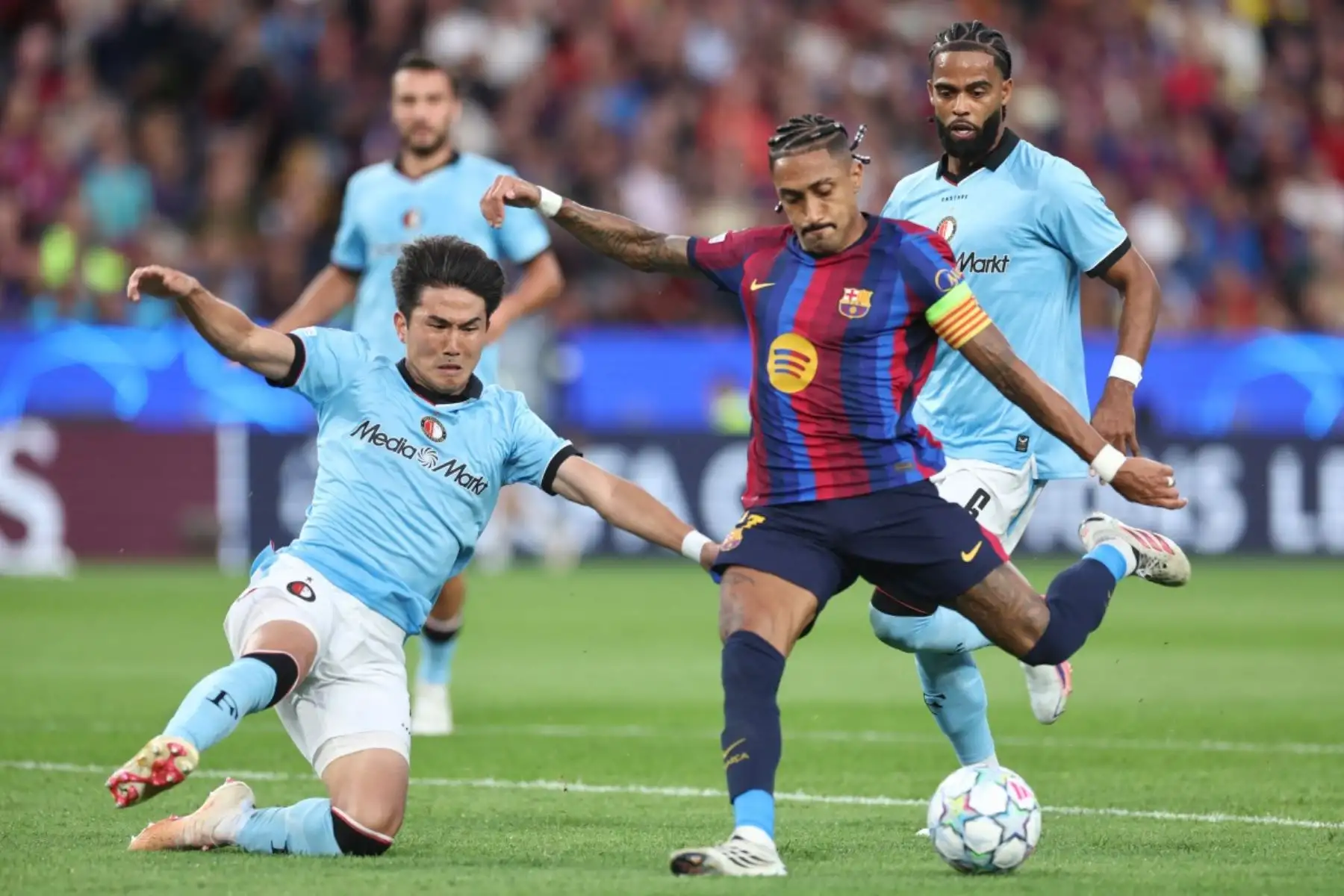 El delantero brasileño del Barcelona, ​​Raphinha, marca el tercer gol de su equipo durante el partido de la primera jornada de la fase inicial de la Liga de Campeones de la UEFA entre el FC Barcelona y el Feyenoord, disputado en el estadio Camp Nou de Barcelona. Foto: AFP
