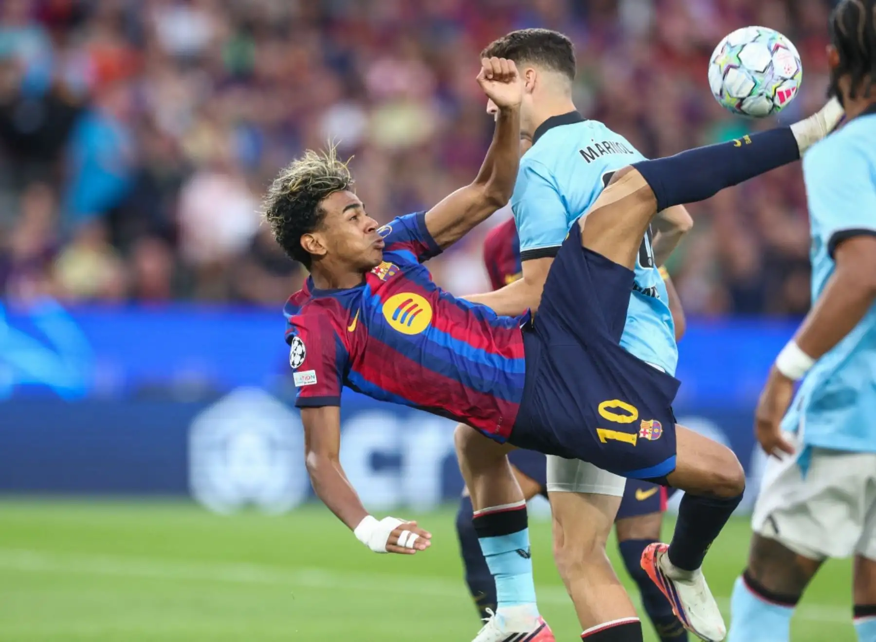 El delantero español del Barcelona, ​​Lamine Yamal, golpea el balón durante el partido de la primera jornada de la fase inicial de la Liga de Campeones de la UEFA entre el FC Barcelona y el Feyenoord, disputado en el estadio Camp Nou de Barcelona. Foto: AFP
