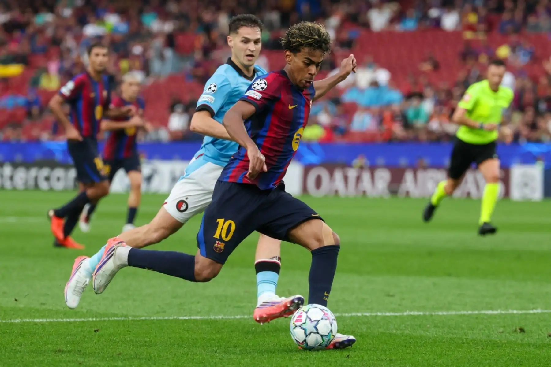 El delantero español del Barcelona, ​​Lamine Yamal, corre con el balón durante el partido de la primera jornada de la Liga de Campeones de la UEFA entre el FC Barcelona y el Feyenoord en el estadio Camp Nou de Barcelona. Foto: AFP