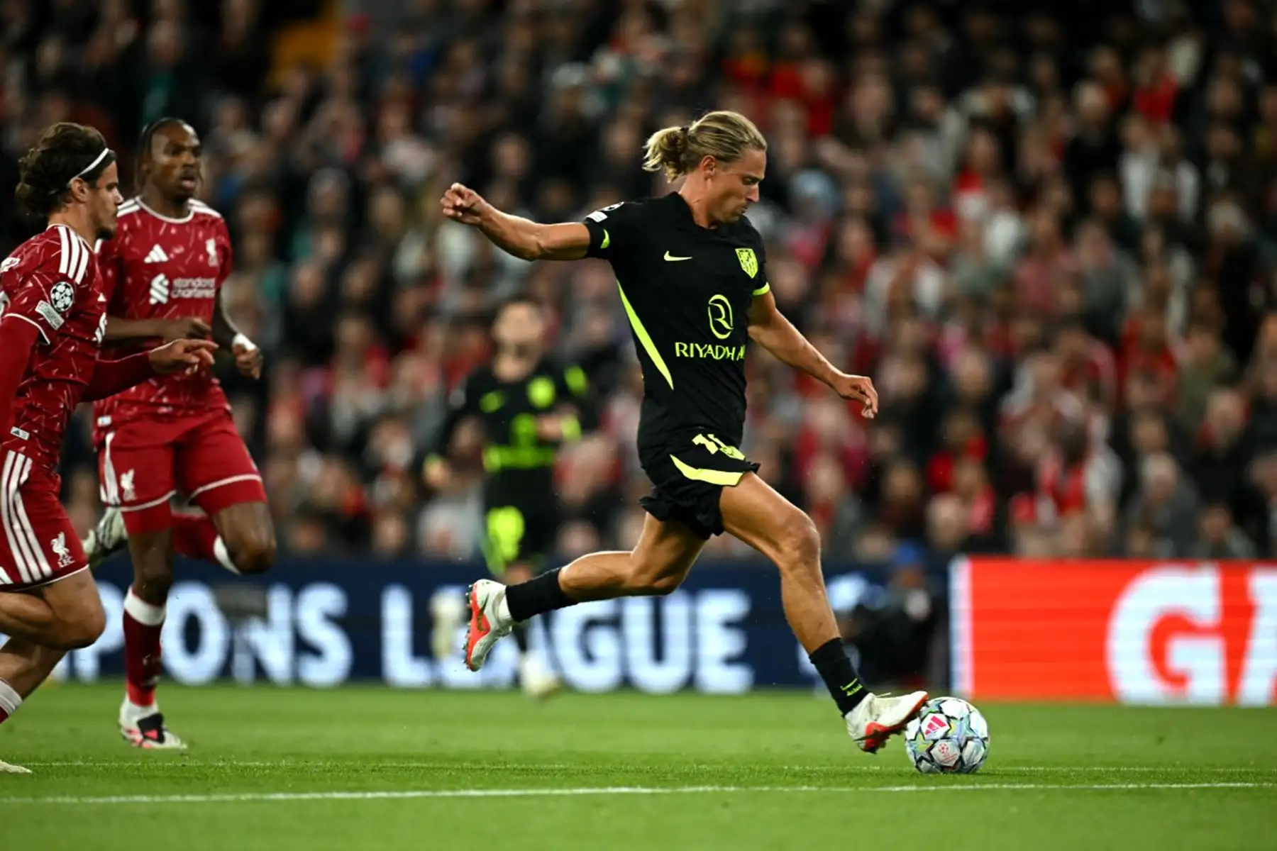El centrocampista español del Atlético de Madrid, Marcos Llorente, marca el primer gol del equipo durante el partido de la Liga de Campeones de la UEFA entre el Liverpool y el Atlético de Madrid en Anfield, Liverpool. Foto: AFP