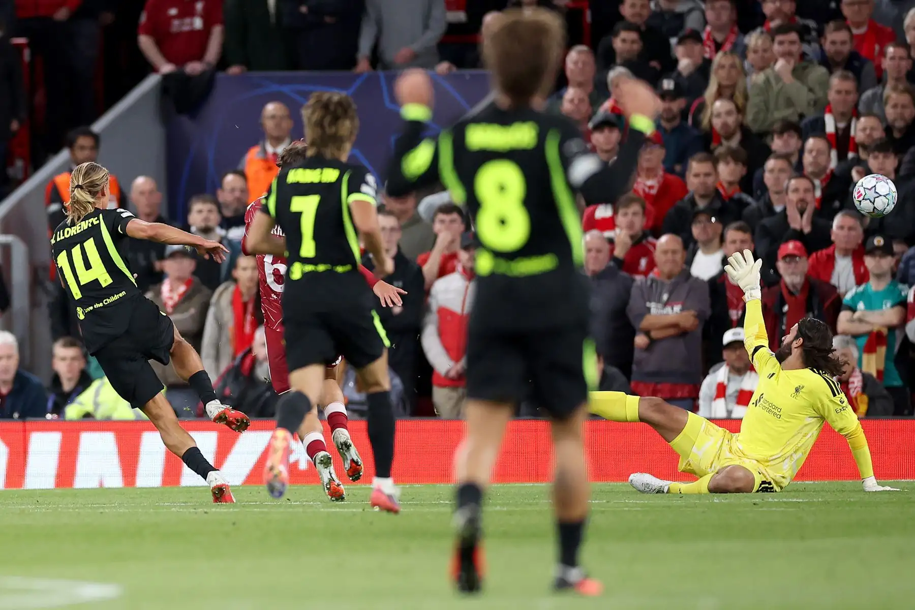 El centrocampista español del Atlético de Madrid, Marcos Llorente (n.º 14), marca el primer gol del equipo durante el partido de la Liga de Campeones de la UEFA entre el Liverpool y el Atlético de Madrid en Anfield, Liverpool. Foto: EFE