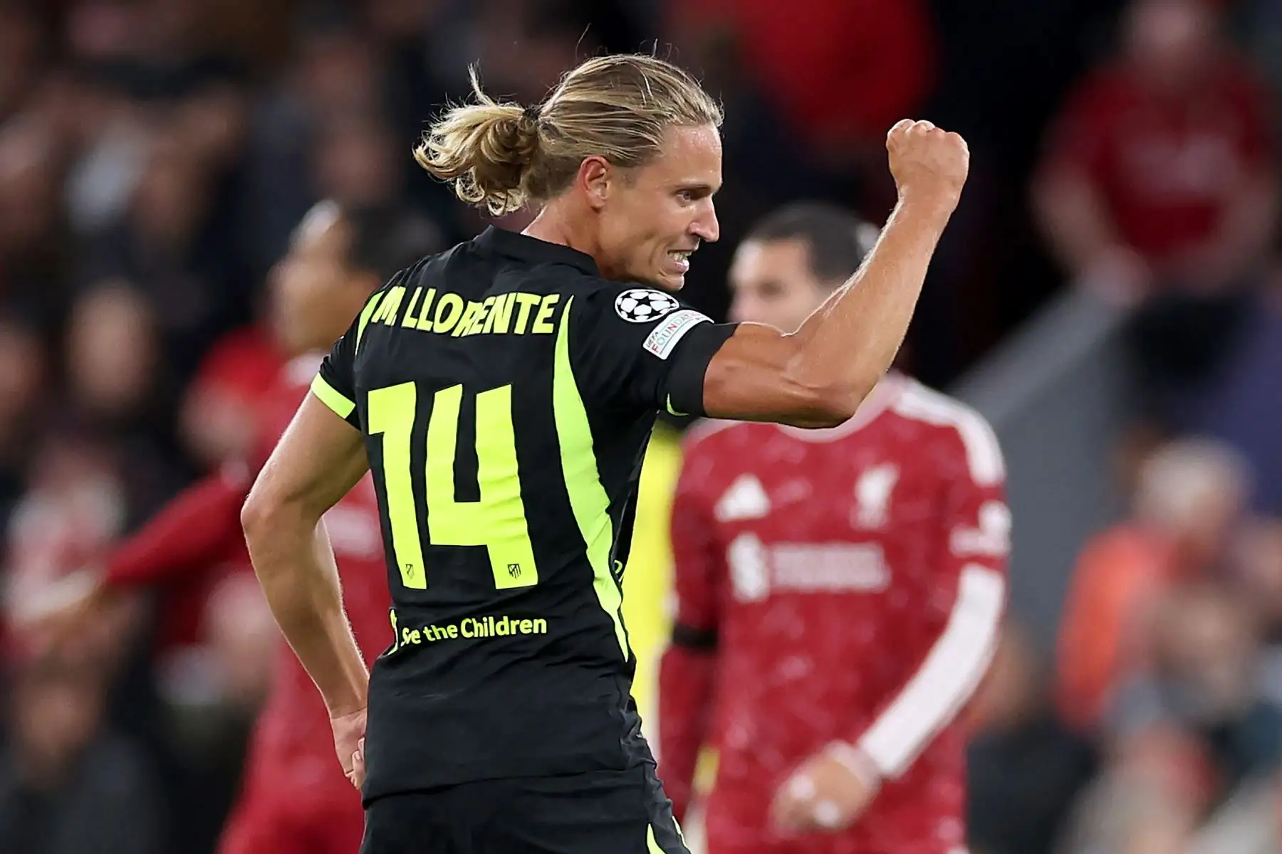 El centrocampista español del Atlético de Madrid, Marcos Llorente, celebra el primer gol de su equipo durante el partido de la Liga de Campeones de la UEFA entre el Liverpool y el Atlético de Madrid en Anfield, Liverpool. Foto: EFE