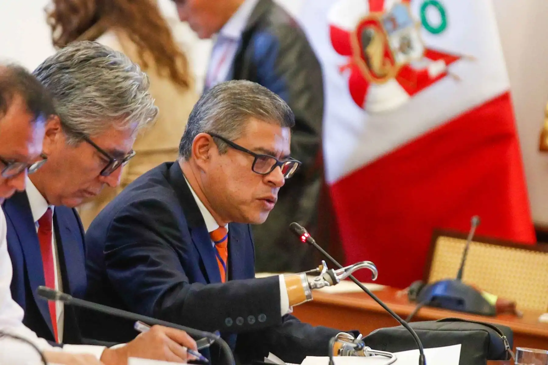 Jefe del Gabinete, Luis Galarreta, sustenta ante la Comisión de Constitución el pedido de facultades legislativas del Ejecutivo. Foto: ANDINA/Ricardo Cuba
