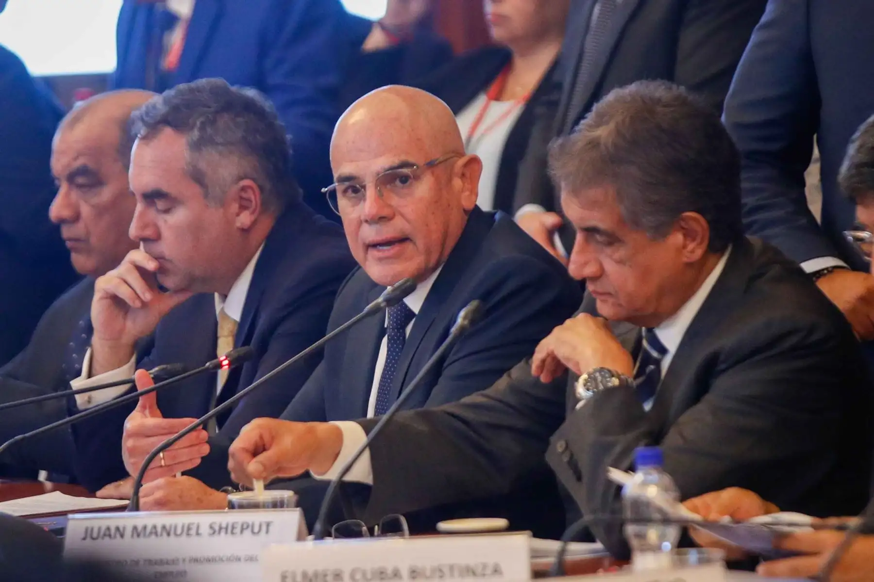 Jefe del Gabinete, Luis Galarreta, sustenta ante la Comisión de Constitución el pedido de facultades legislativas del Ejecutivo. Foto: ANDINA/Ricardo Cuba