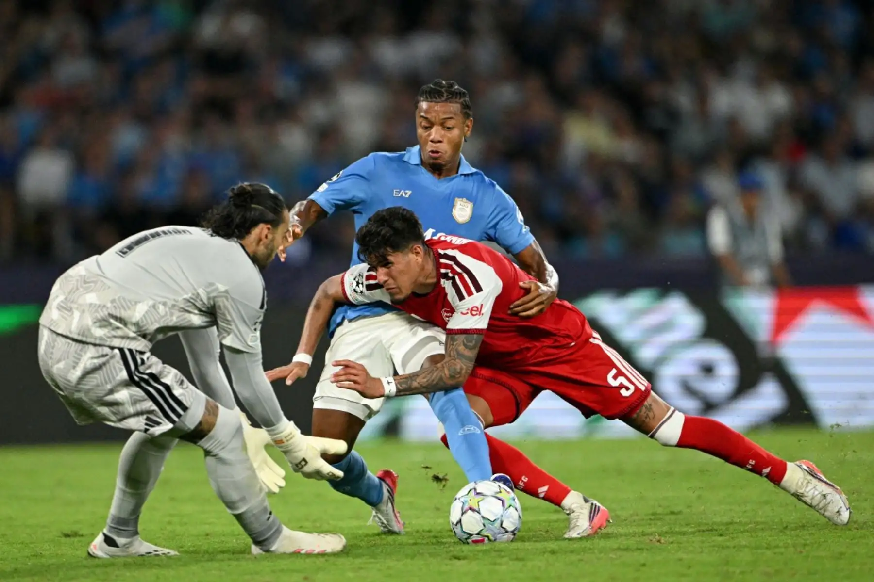 Arsenal venció 1-0 a Napoli en la Liga de Campeones de la UEFA, en un partido que se definió con gol de Martin Odegaard a los 75 minutos. Foto: ANDINA/AFP.