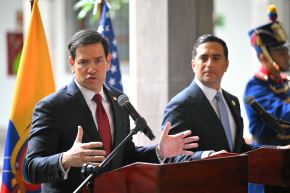 El secretario de Estado de EE. UU., Marco Rubio (izq.), y el ministro de Relaciones Exteriores de Ecuador, Roberto Kury. Foto: AFP