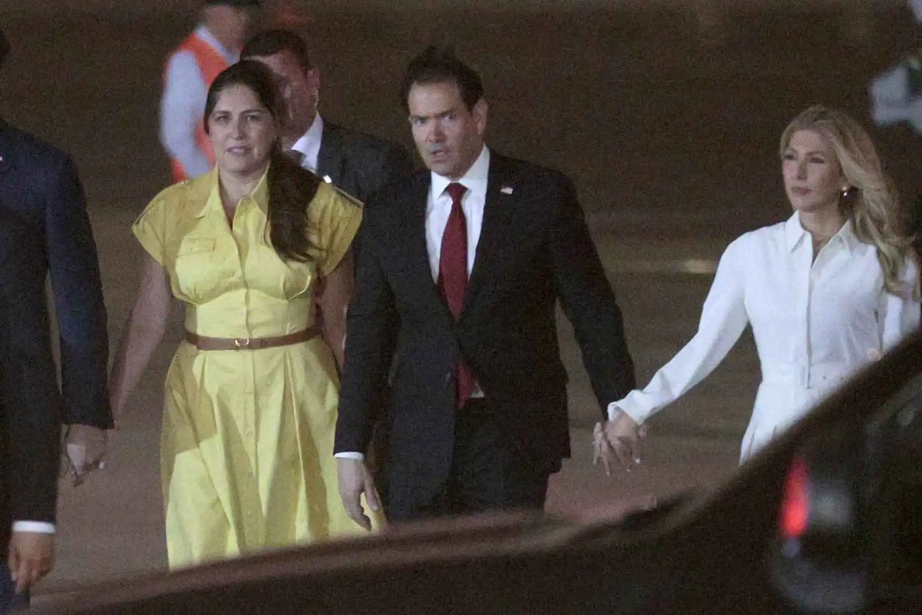El secretario de Estado de Estados Unidos, Marco Rubio, arribó esta noche al Perú, donde cumplirá una agenda oficial que incluye una reunión con la presidenta Keiko Fujimori en Palacio de Gobierno. A su llegada fue recibido por el canciller Carlos Espá y el embajador estadounidense Bernie Navarro. Foto: ANDINA/Vidal Tarqui.