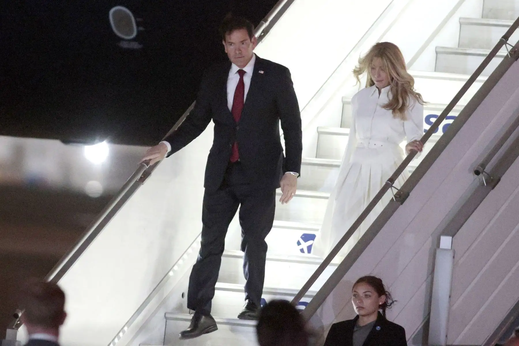 El secretario de Estado de Estados Unidos, Marco Rubio, arribó esta noche al Perú, donde cumplirá una agenda oficial que incluye una reunión con la presidenta Keiko Fujimori en Palacio de Gobierno. A su llegada fue recibido por el canciller Carlos Espá y el embajador estadounidense Bernie Navarro. Foto: ANDINA/Vidal Tarqui.