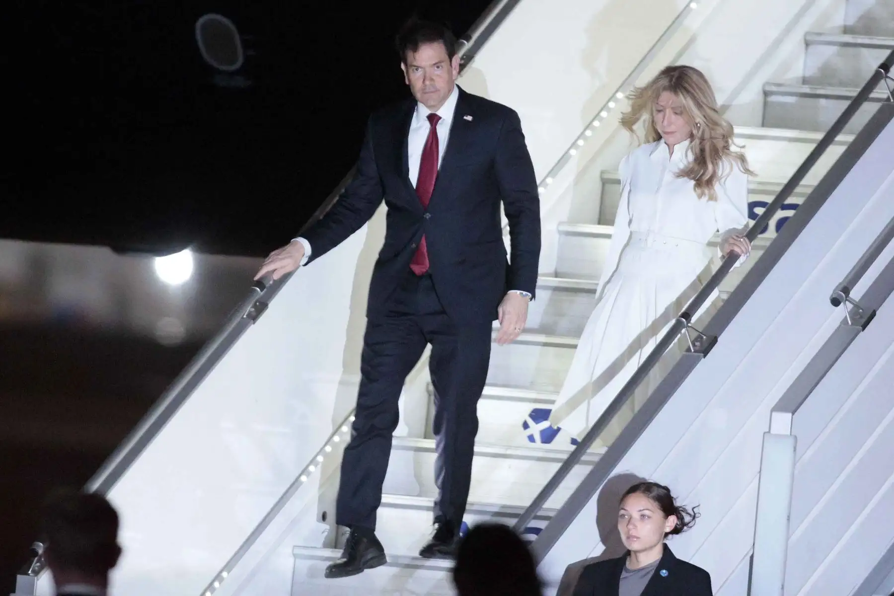 El secretario de Estado de Estados Unidos, Marco Rubio, arribó esta noche al Perú, donde cumplirá una agenda oficial que incluye una reunión con la presidenta Keiko Fujimori en Palacio de Gobierno. A su llegada fue recibido por el canciller Carlos Espá y el embajador estadounidense Bernie Navarro. Foto: ANDINA/Vidal Tarqui.