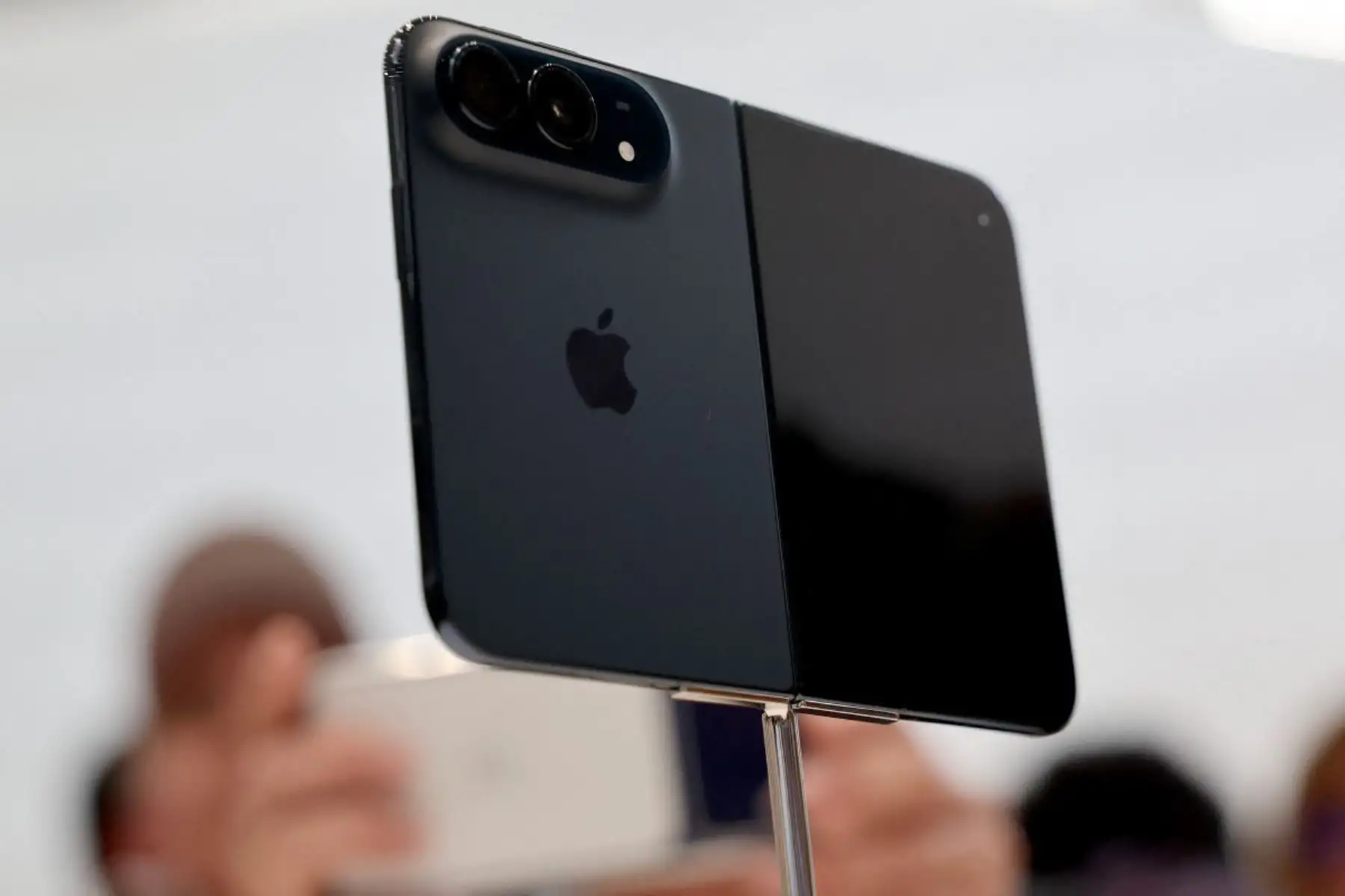 Apple anunció además el iPhone Duo, su primer modelo plegable, compatible con Apple Pencil y con un sistema dual de 48 MP para su cámara principal. Foto: ANDINA/AFP.