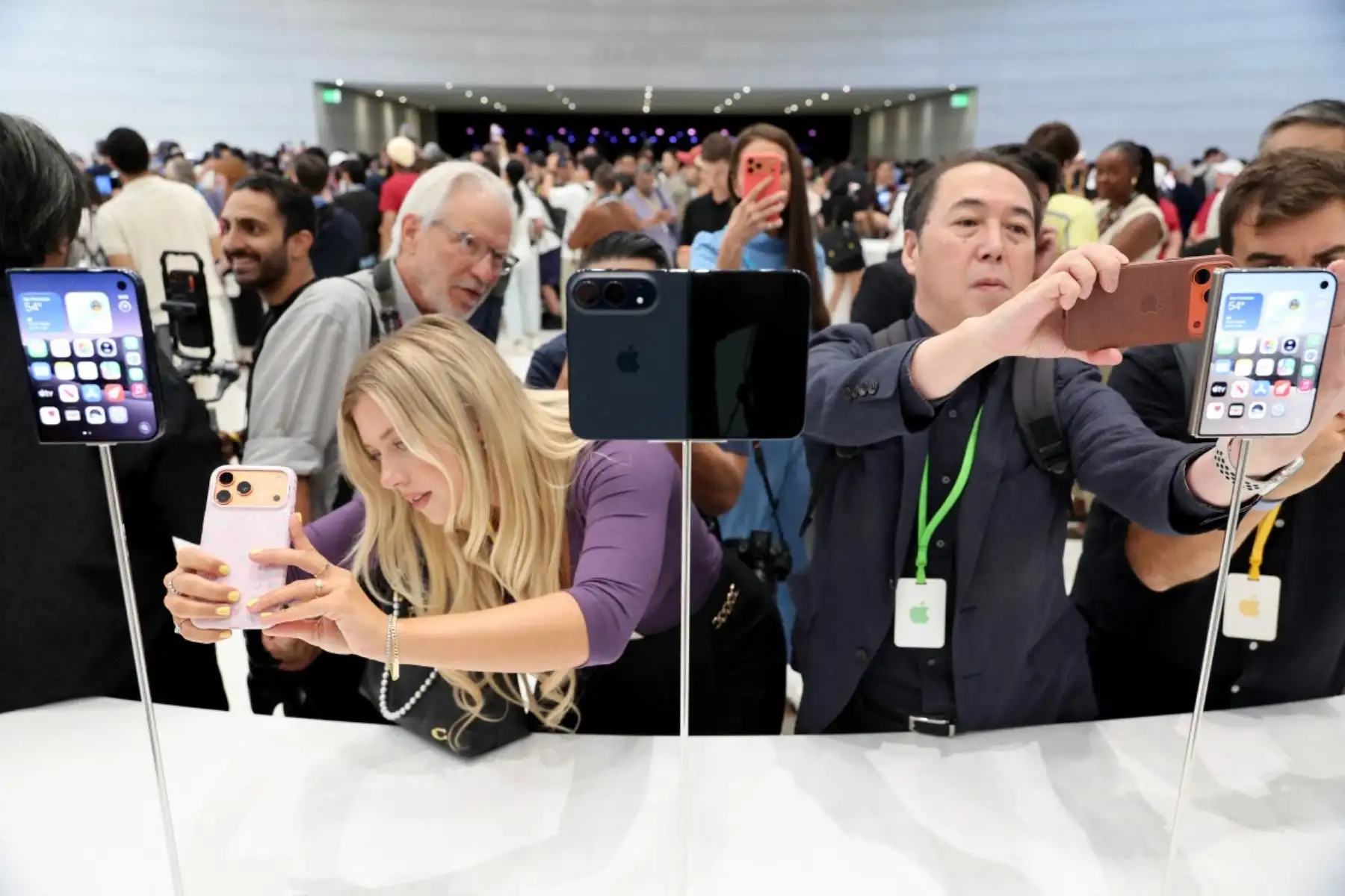 Durante el evento también se presentaron los AirPods 5, con audio más inmersivo, mayor cancelación de ruido frente a los AirPods 4 y traducción automática. Foto: ANDINA/AFP.