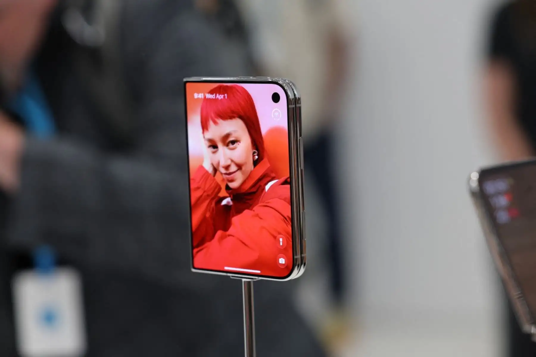 Las funciones de Apple Intelligence estarán disponibles en 16 idiomas, entre ellos el español; las nuevas capacidades de Siri AI llegarán primero en beta en inglés. Foto: ANDINA/AFP.