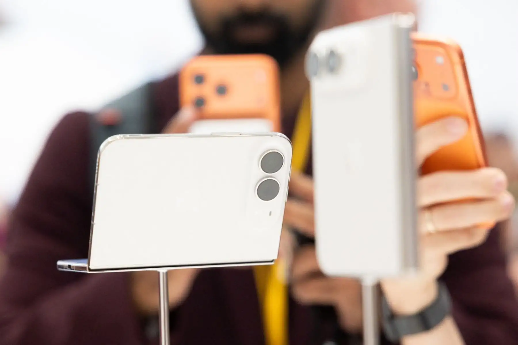 Apple Intelligence incorporará mejoras en la edición de fotografías, como modificar la perspectiva de la cámara después de capturar una imagen, eliminar elementos y aplicar ajustes automáticos. Foto: ANDINA/AFP.