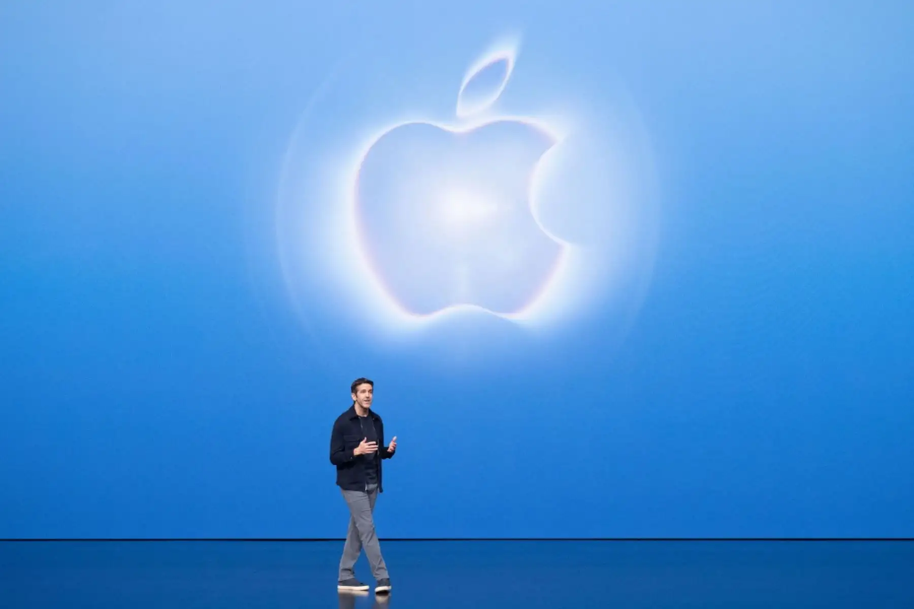 En la presentación, Apple destacó que el iPhone 18 Pro ofrece una batería de hasta 45 horas y carga rápida: 50 % en 15 minutos conectado. Foto: ANDINA/AFP.