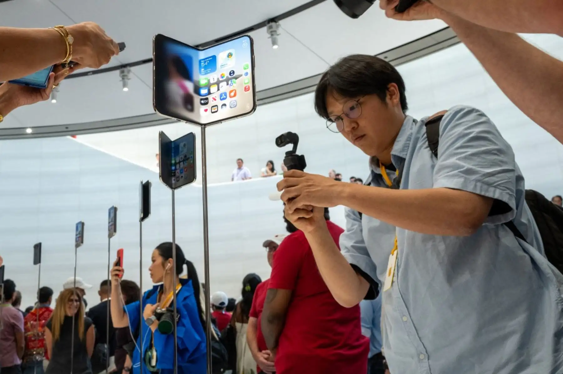 El Apple Event se inició el 9 de septiembre al mediodía, hora peruana, con anuncios centrados en inteligencia artificial, productividad y mayor capacidad de procesamiento para los nuevos equipos. Foto: ANDINA/AFP.