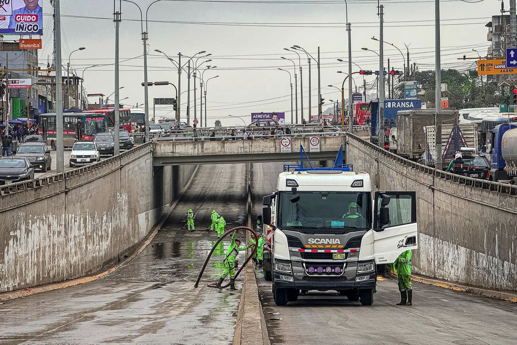 Las labores de limpieza y retiro del agua acumulada ya se realizan en el bypass de Nueva Esperanza, ubicado en el cruce de las avenidas Pachacútec y 26 de Noviembre, en el distrito de Villa María del Triunfo, luego del aniego registrado tras la intensa llovizna de la noche de ayer y madrugada de hoy. Foto: ANDINA/ Juan Carlos Guzmán
