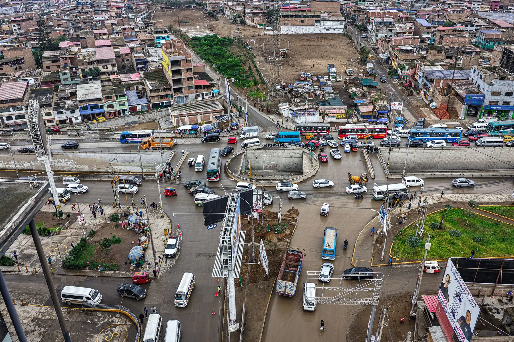 Las labores de limpieza y retiro del agua acumulada ya se realizan en el bypass de Nueva Esperanza, ubicado en el cruce de las avenidas Pachacútec y 26 de Noviembre, en el distrito de Villa María del Triunfo, luego del aniego registrado tras la intensa llovizna de la noche de ayer y madrugada de hoy. Foto: ANDINA/ Juan Carlos Guzmán
