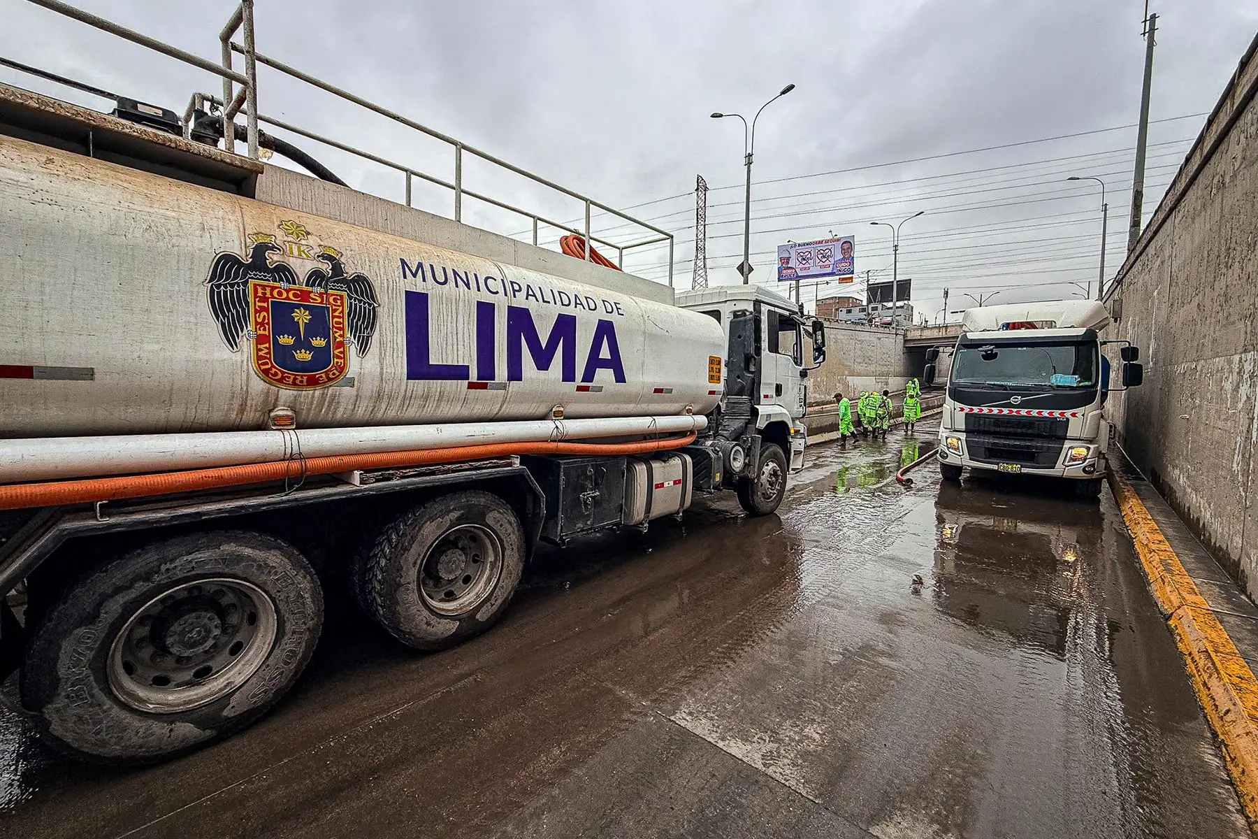 El aniego obligó al cierre temporal de esta importante vía de Lima sur. Personal viene trabajando para retirar el agua y recuperar la transitabilidad del bypass. Foto: ANDINA/ Juan Carlos Guzmán
