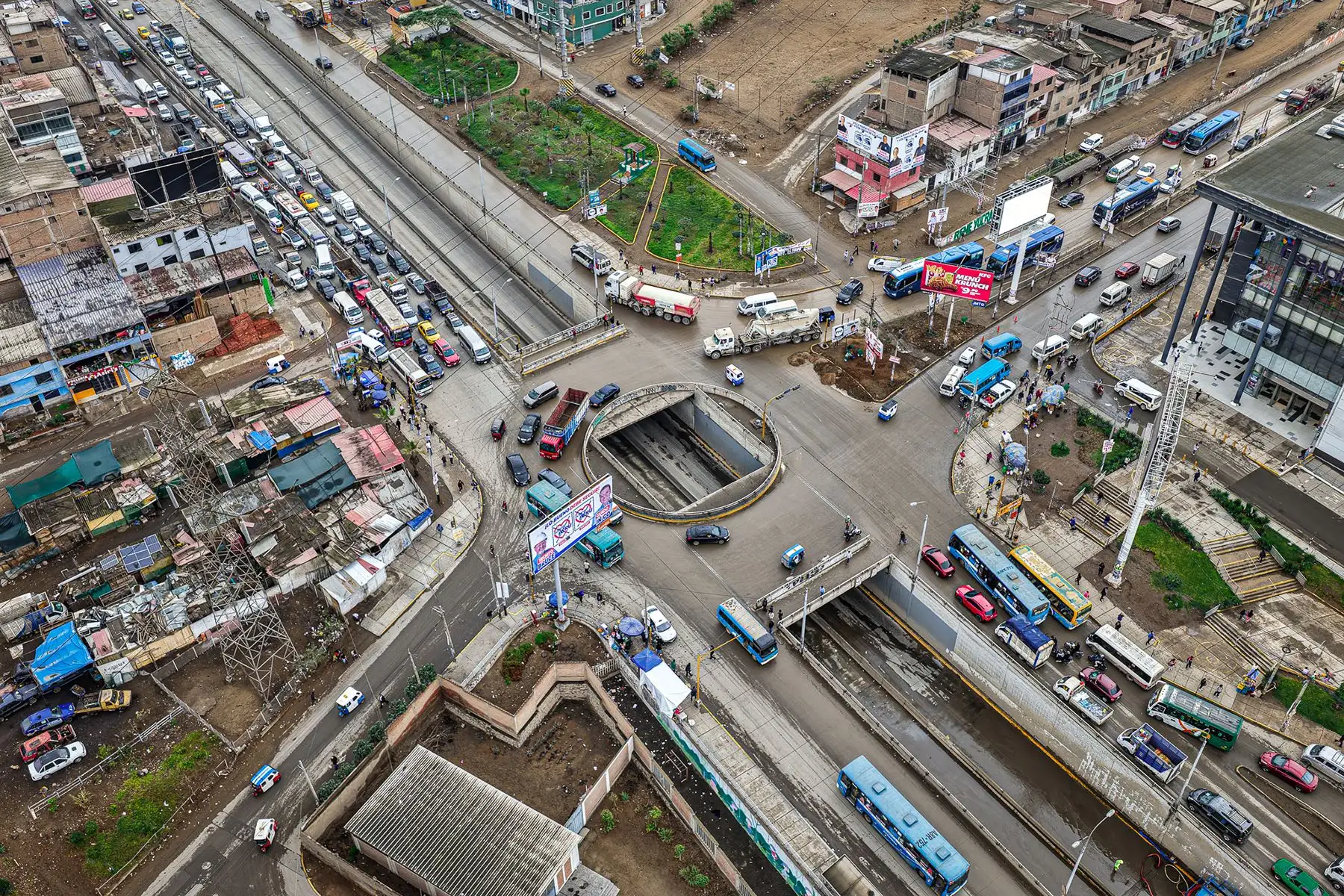 El aniego obligó al cierre temporal de esta importante vía de Lima sur. Personal viene trabajando para retirar el agua y recuperar la transitabilidad del bypass. Foto: ANDINA/ Juan Carlos Guzmán