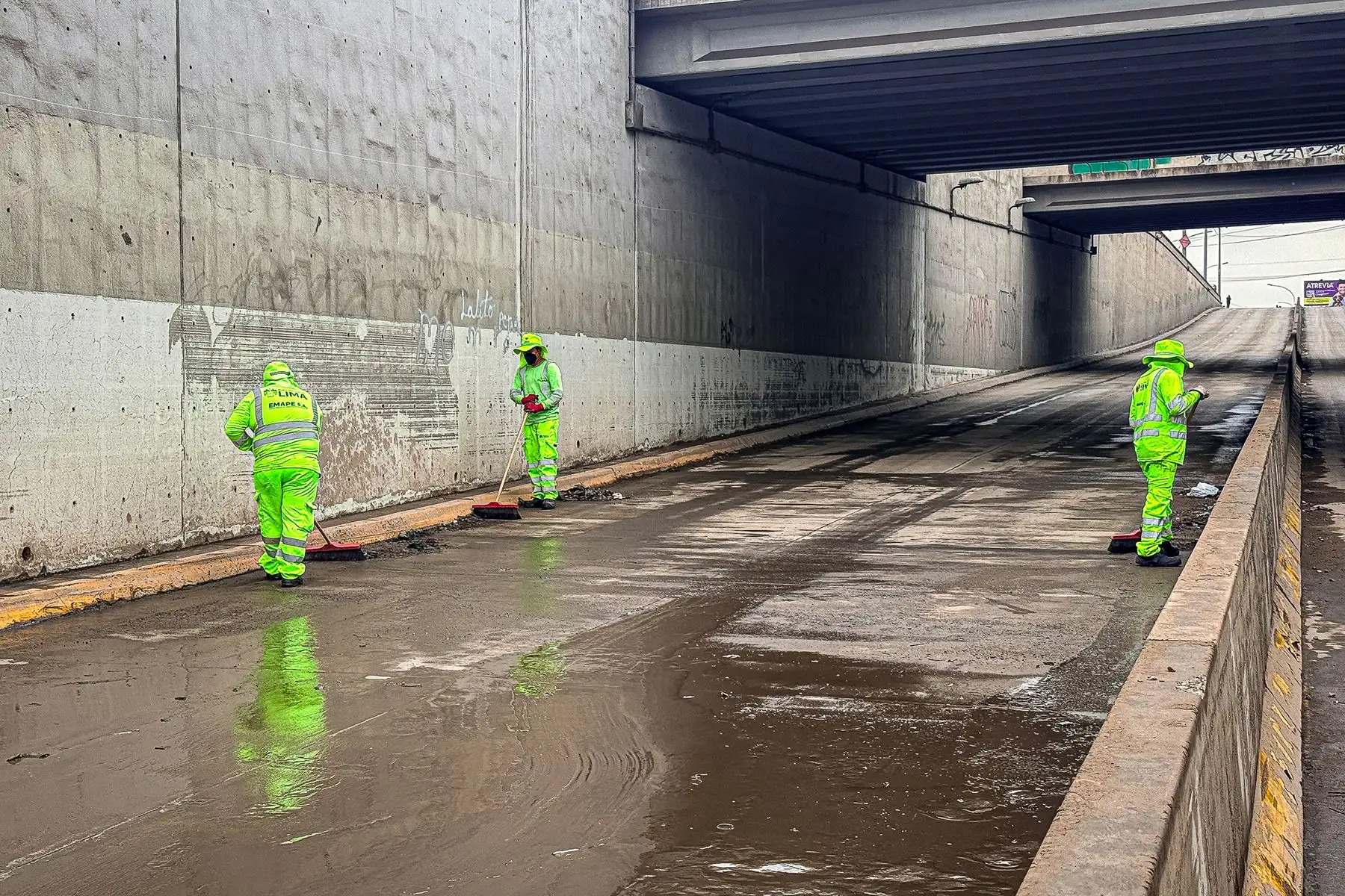La precipitación, que se prolongó hasta aproximadamente las 2 de la madrugada, afectó también otros distritos del sur de Lima, como San Juan de Miraflores y Villa El Salvador. Foto: ANDINA/ Juan Carlos Guzmán