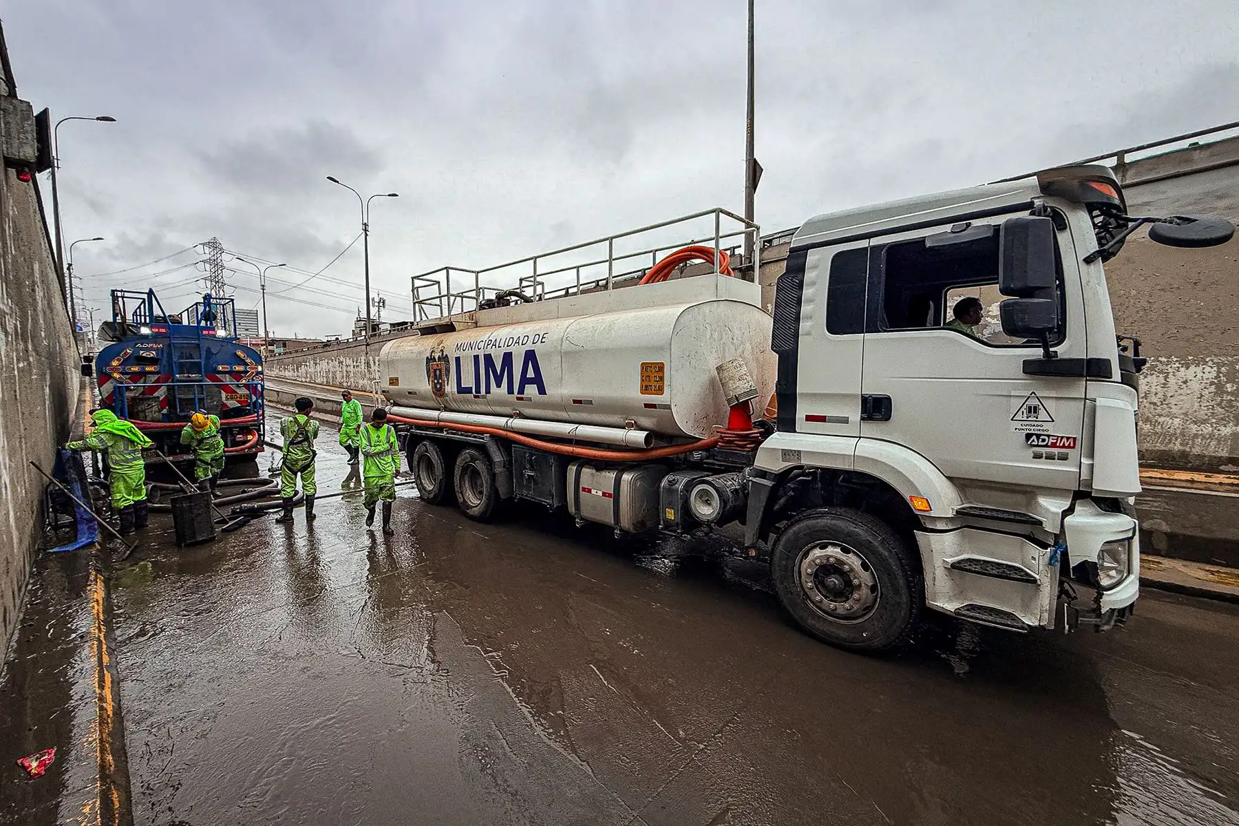 La precipitación, que se prolongó hasta aproximadamente las 2 de la madrugada, afectó también otros distritos del sur de Lima, como San Juan de Miraflores y Villa El Salvador. Foto: ANDINA/ Juan Carlos Guzmán