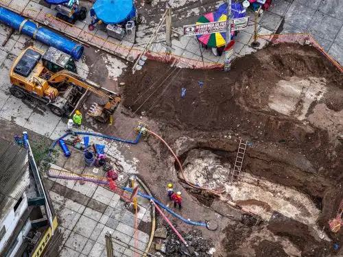 Zanja abierta por obras de agua potable provoca aniego en avenida 26 de Noviembre en Villa María del Triunfo