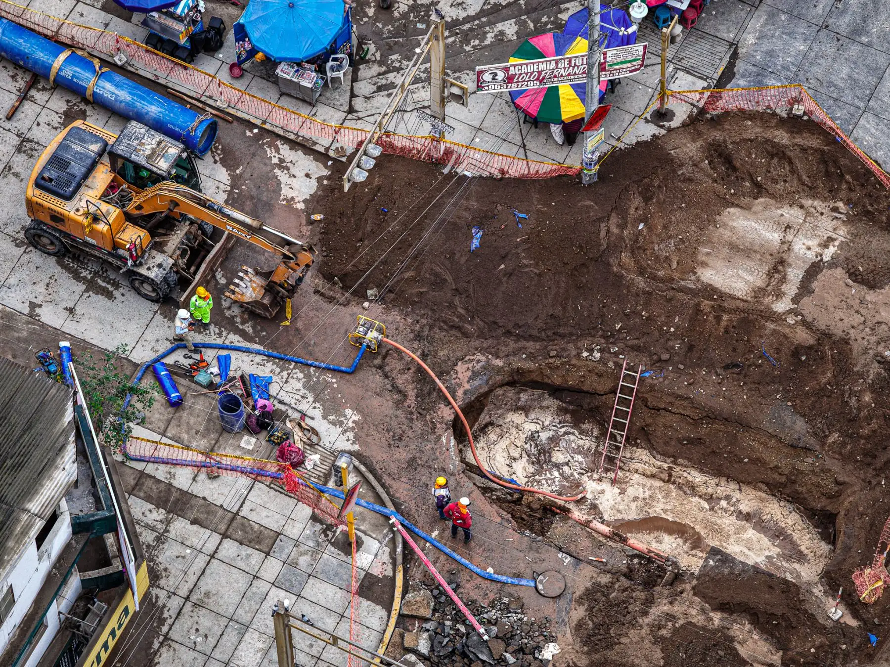 Una zanja abierta por los trabajos de agua potable se observa en la avenida 26 de Noviembre, en Villa María del Triunfo, donde también se produjo un hundimiento de la pista y un grave aniego. Foto: ANDINA/ Juan Carlos Guzmán